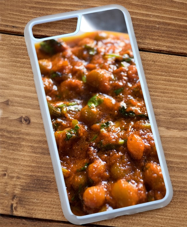 インドのご飯スマホケース[ひよこ豆とマトン煮込み]【ティラキタオリジナルiPhone7 Plusケース】 3 - 半透明のTPUケースではこのような感じになります。
