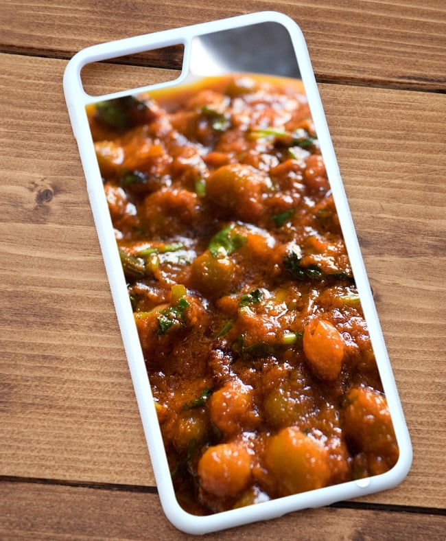 インドのご飯スマホケース[ひよこ豆とマトン煮込み]【ティラキタオリジナルiPhone7 Plusケース】 4 - 白のTPUケースではこのような感じになります。