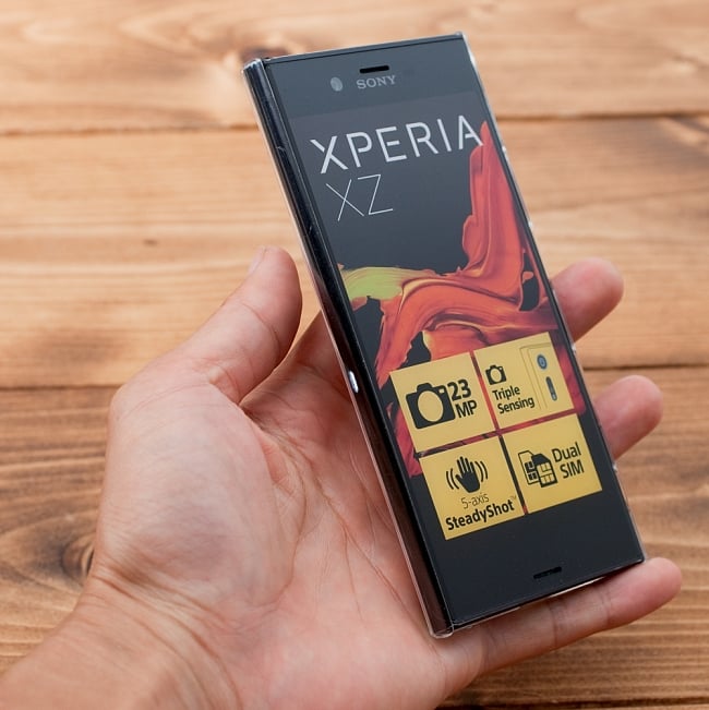 大黒天 マハーカーラ【ティラキタオリジナルSony Xperia XZケース】 5 - 透明のケースをモックに付けて、手に持ってみました。黒、白、透明とも、仕様は同一です