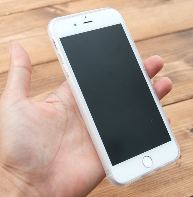 イルハン朝時代 コーランのカリグラフィー【ティラキタオリジナルiPhone7 Plusケース】 5 - 半透明のTPUケースを実機に付けて、手に持ってみました。黒、白、半透明とも、仕様は同一です