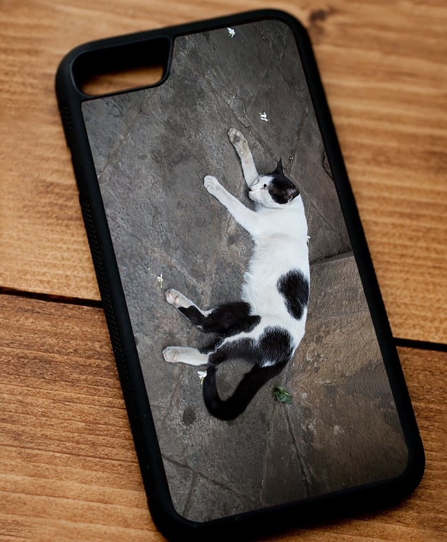 昼寝する猫のスマホケース【ティラキタオリジナルiPhone7/7s/8ケース】 2 - 黒のTPUケースではこのような感じになります。