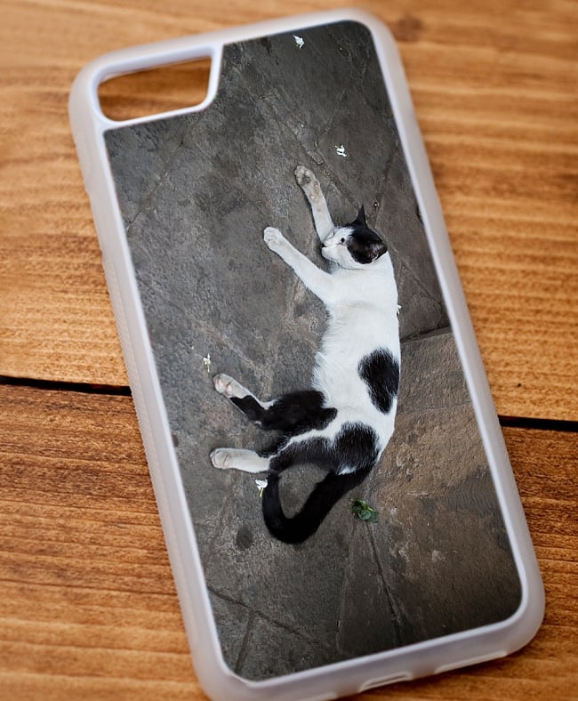 昼寝する猫のスマホケース【ティラキタオリジナルiPhone7/7s/8ケース】 3 - 半透明のTPUケースではこのような感じになります。