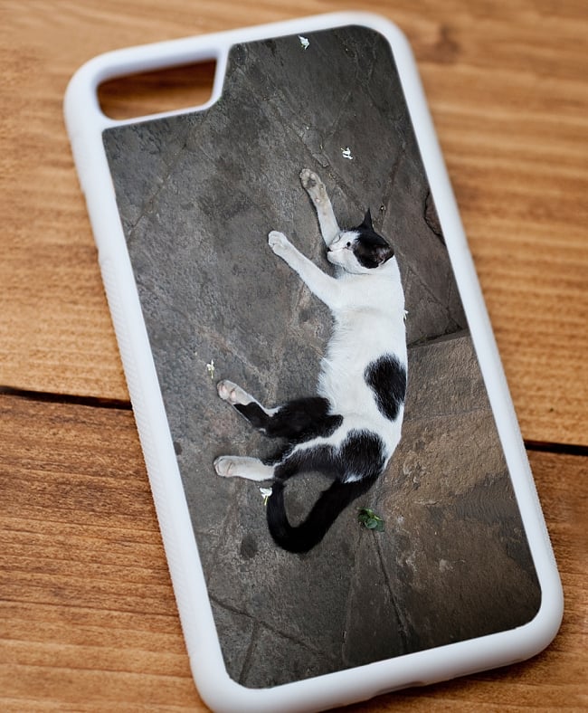昼寝する猫のスマホケース【ティラキタオリジナルiPhone7/7s/8ケース】 4 - 白のTPUケースではこのような感じになります。