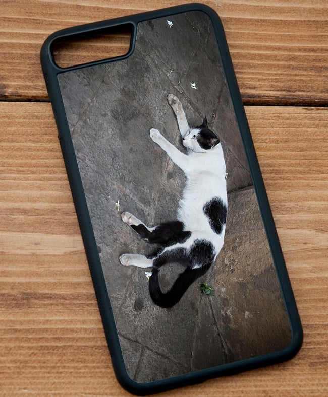 昼寝する猫のスマホケース【ティラキタオリジナルiPhone7 Plusケース】 2 - 黒のTPUケースではこのような感じになります。