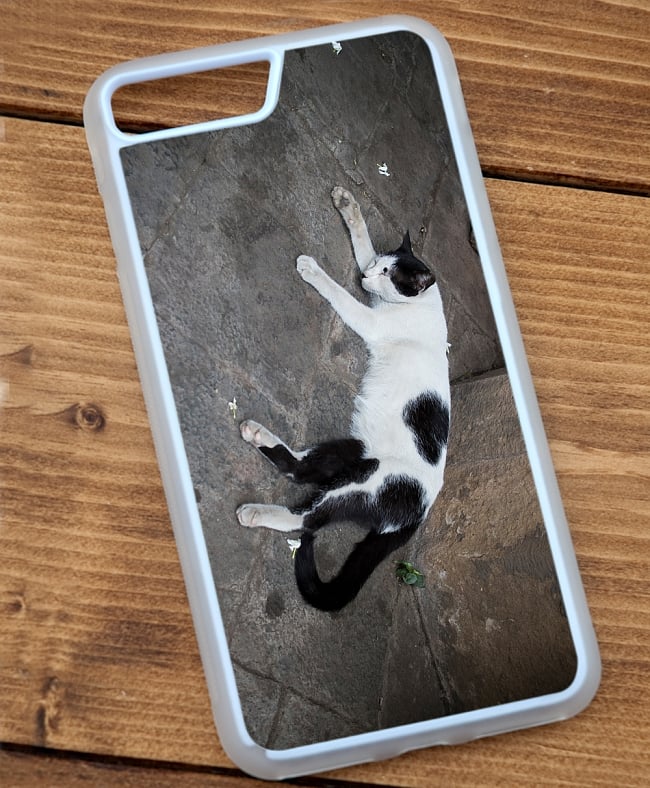 昼寝する猫のスマホケース【ティラキタオリジナルiPhone7 Plusケース】 3 - 半透明のTPUケースではこのような感じになります。