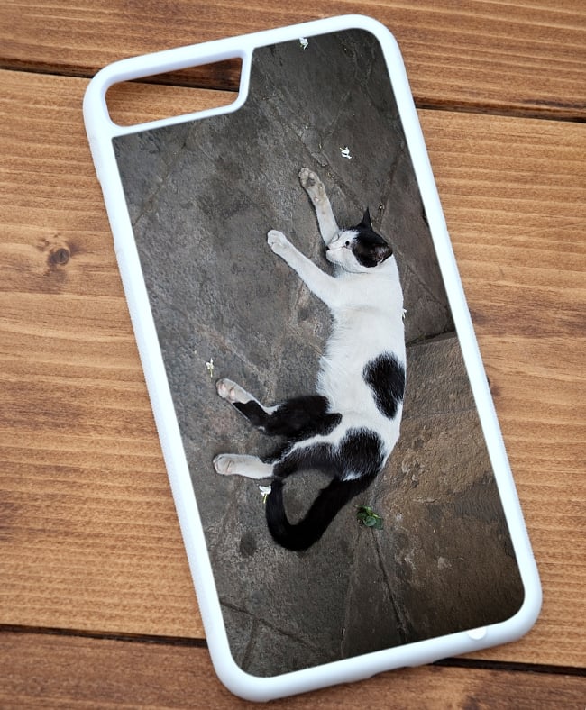 昼寝する猫のスマホケース【ティラキタオリジナルiPhone7 Plusケース】 4 - 白のTPUケースではこのような感じになります。