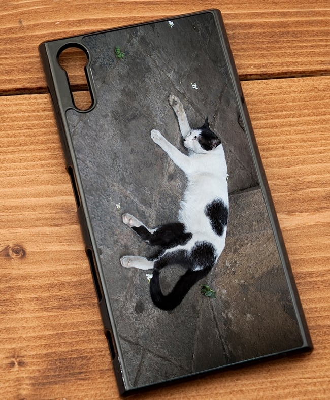 昼寝する猫のスマホケース【ティラキタオリジナルSony Xperia XZケース】 2 - 黒のケースではこのような感じになります。