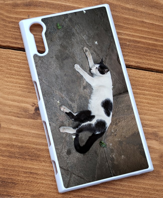 昼寝する猫のスマホケース【ティラキタオリジナルSony Xperia XZケース】 3 - 白のケースではこのような感じになります。