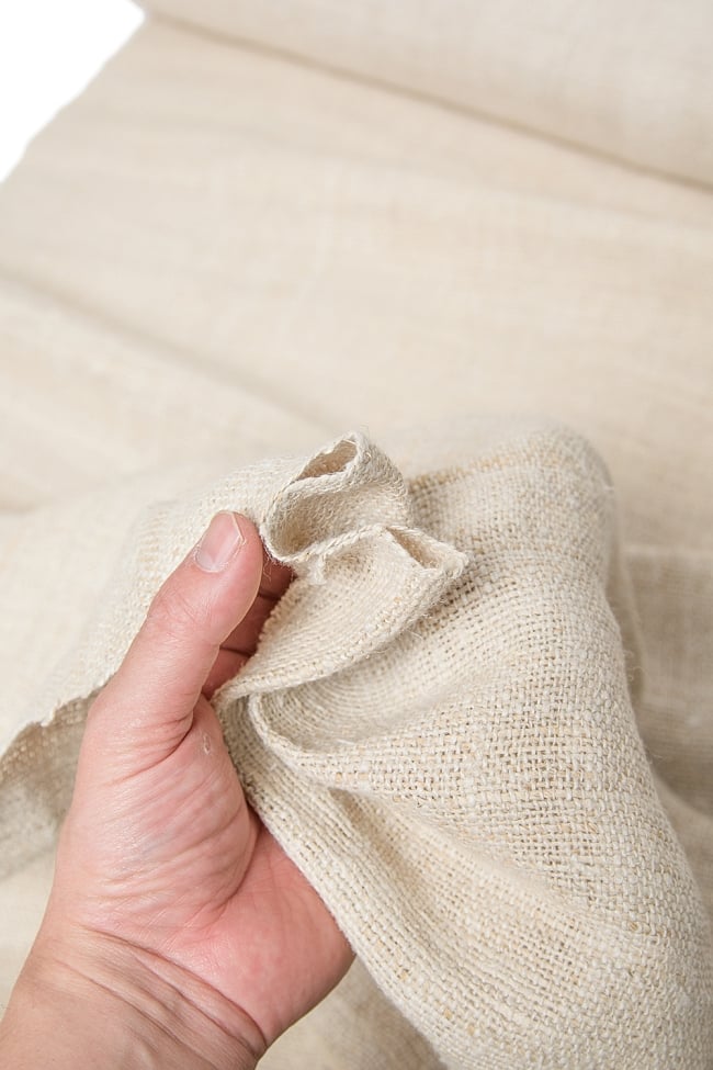 ［50cm切り売り］ワイルドヘンプの手織り布地 4 - 手にとってみました。しわになりにくく、ざっくりと丈夫な布地です。