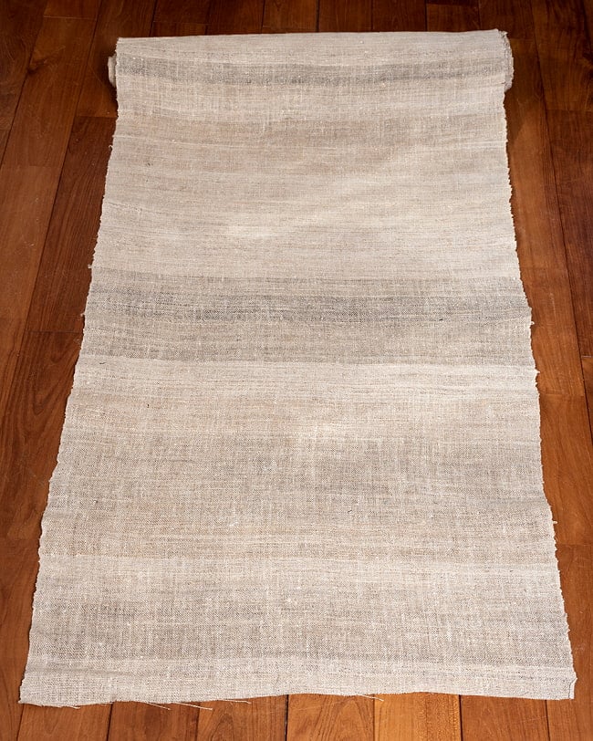【1m切り売り】ワイルドヘンプの手織り布地 - 幅77cm前後 2 - 布厚は1mmほどあります。しっかりした生地感です。
