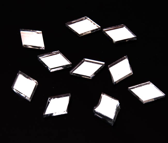 【およそ50枚入り】ひし形鏡セット 【約8×13mm】 3 - 形がわかるように、並べてみました。
