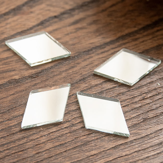 【およそ50枚入り】ひし形鏡セット たてよこ 約27mmx18mm 2 - お届けする全体量はこのくらいです。
形がわかるように、並べてみました。