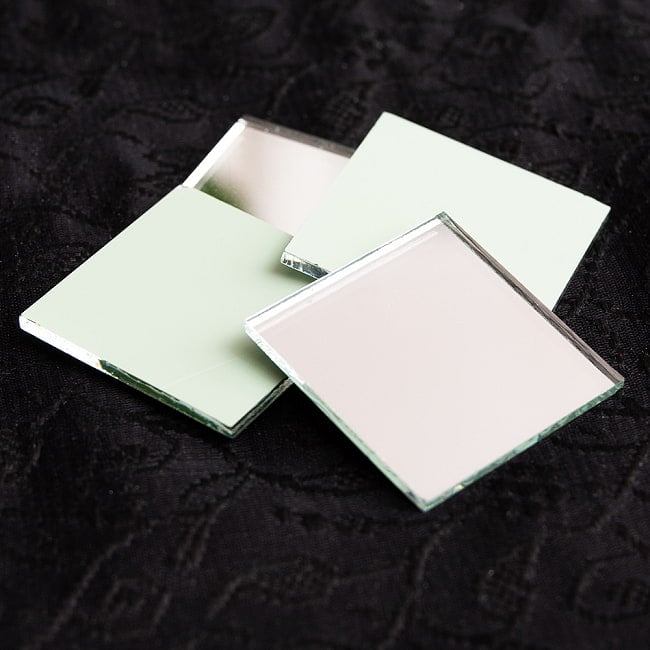 【およそ22枚入】正方形鏡セット たてよこ 約3.1cmx.3.1cm 5 - 裏側はこんな感じです。たまに文字が書かれています。