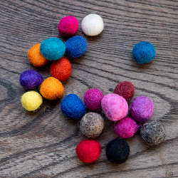 手作りのぬくもりがあたたかい　ウールのフェルトボール10mm - サブ2
