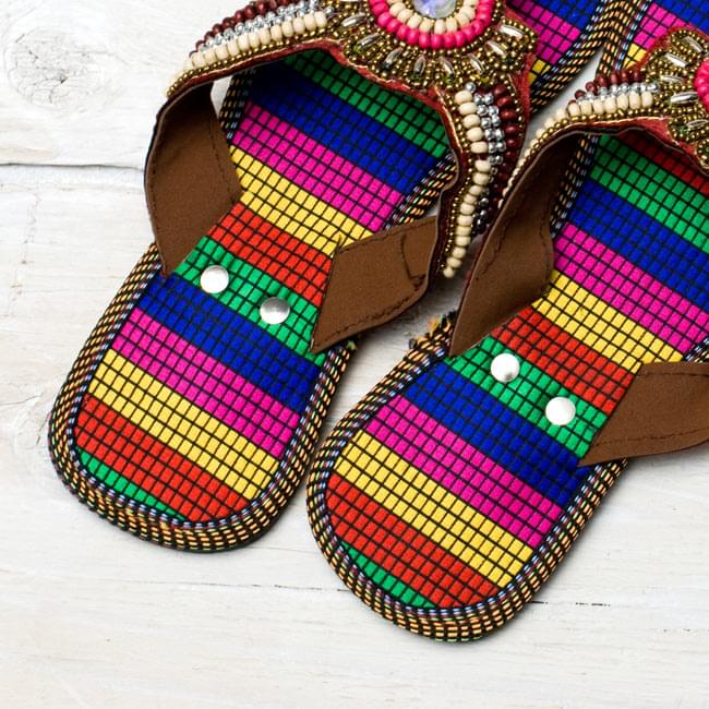 インドビーズのビーチサンダル 3 - かかと部分です。足のそこまでカラフルです(^^)