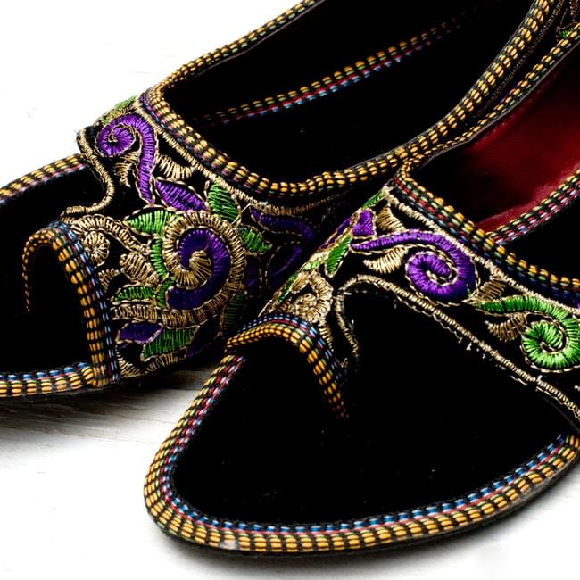 インドのサンダル - 【親指あり-踵ゴム】 2 - つま先部分をアップにしてみました。黒地に刺繍がとても映えます。