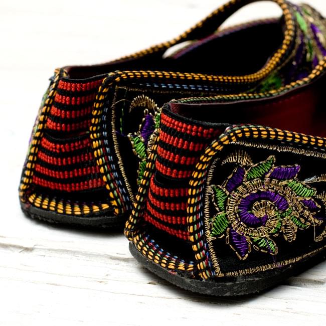 インドのサンダル - 【親指あり-踵ゴム】 4 - かかと部分をアップにしてみました。ゴムなのでとにかく履きやすい!ちょっと小さ目くらいがフィット感があって良いかもしれません。