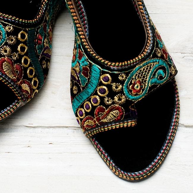インドのサンダル - 【親指あり-踵ゴム】 3 - つま先部分をアップにしてみました。刺繍が綺麗に施されています。