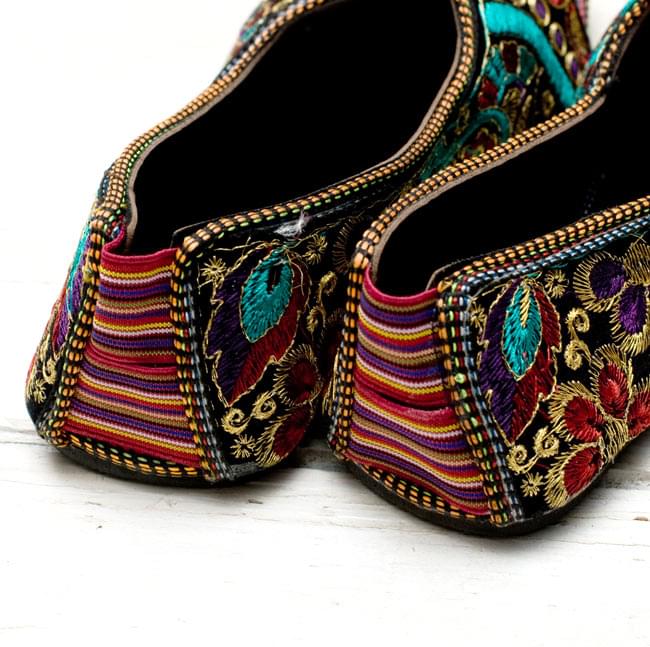 インドのサンダル - 【親指あり-踵ゴム】 5 - かかと部分です。踵もカラフルで可愛いですね!