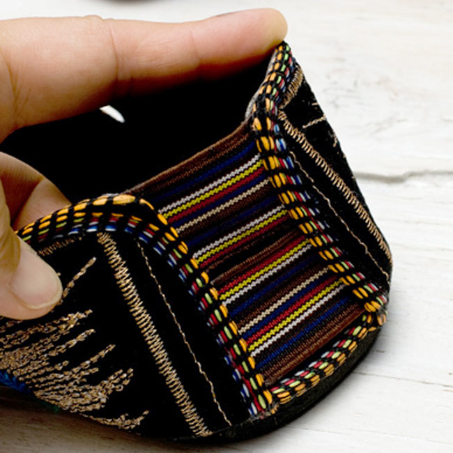 インドのサンダル - 【親指あり-踵ゴム】 7 - 踵のゴムは伸びるので履きやすいです。ちょっと小さ目くらいがフィット感があるかもしれません。