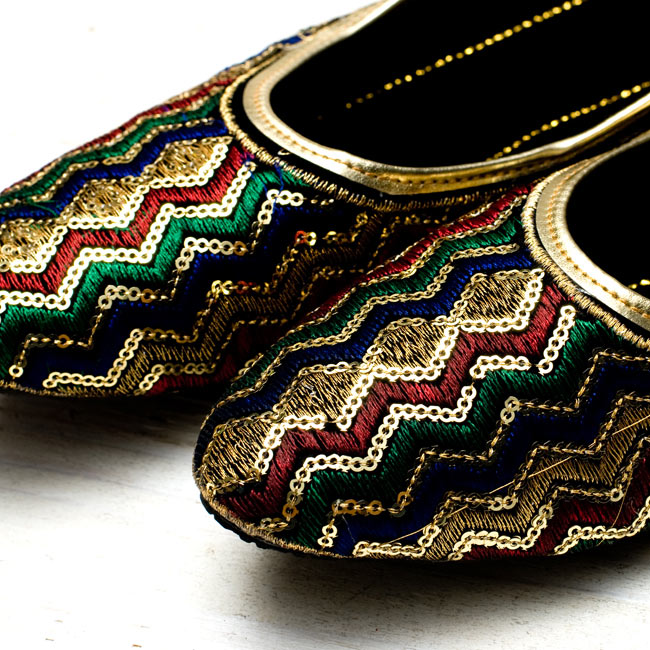 刺繍とスパンコールのフラットシューズ 2 - つま先部分をアップにしてみました。まあるいデザインが可愛いです。
