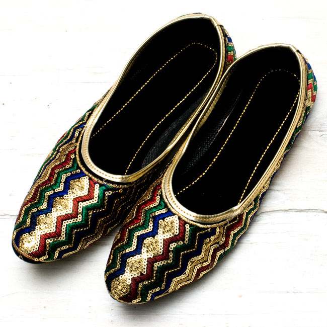 刺繍とスパンコールのフラットシューズの写真
