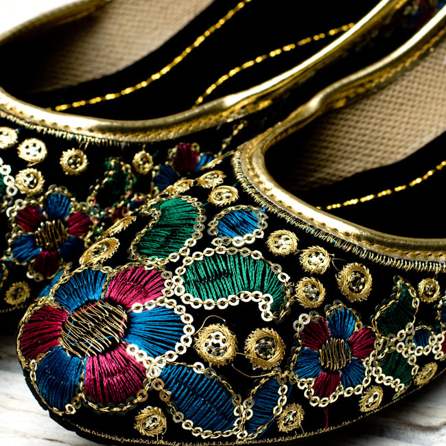 刺繍とスパンコールのフラットシューズ 2 - つま先部分をアップにしてみました。まあるいデザインが可愛いです。