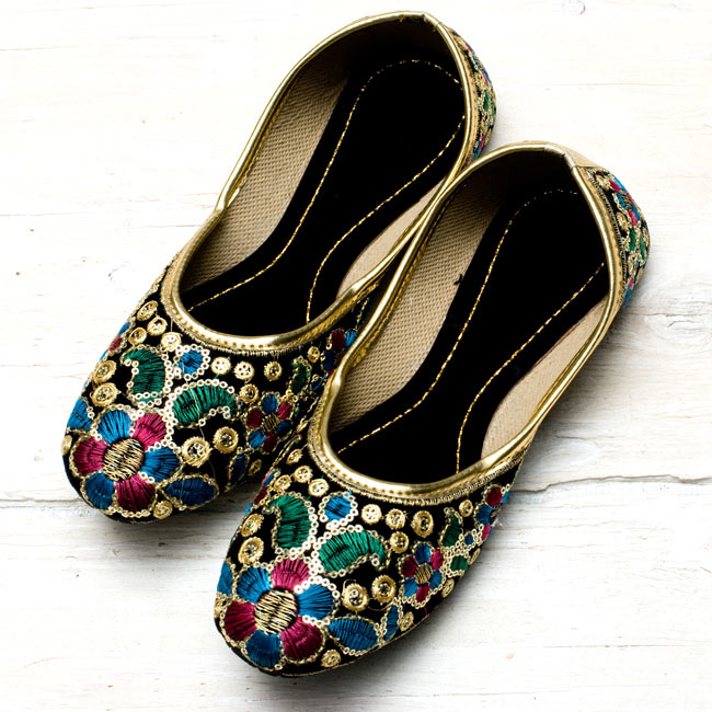 刺繍とスパンコールのフラットシューズの写真