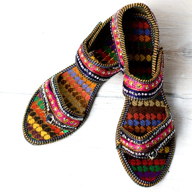 インドのフラットサンダル 2 - ストラップがあるので足首が固定されていてたくさん歩いても疲れません。