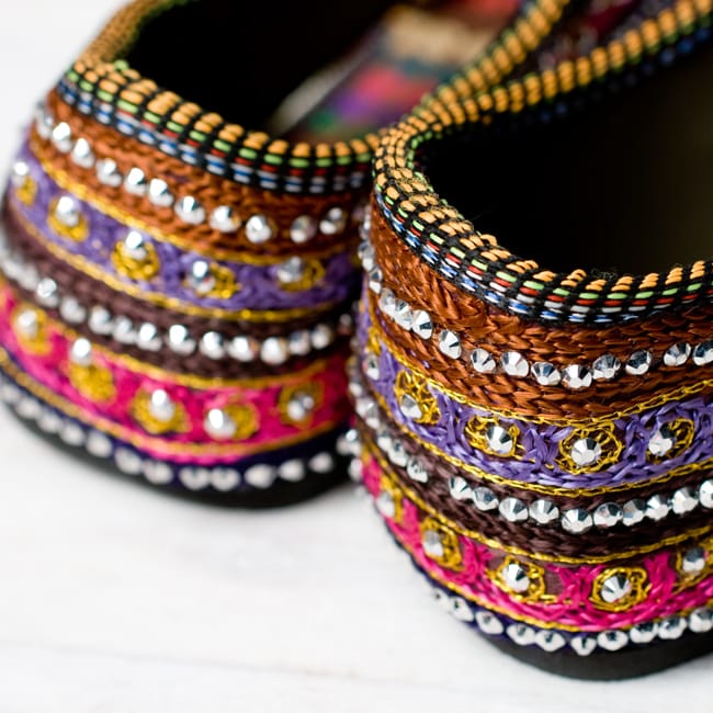 インドのフラットサンダル 5 - 踵部分です。ラインストーンはとても取れやすいので、既に幾つかとれている状態です。ご理解の上お買い求め下さい。