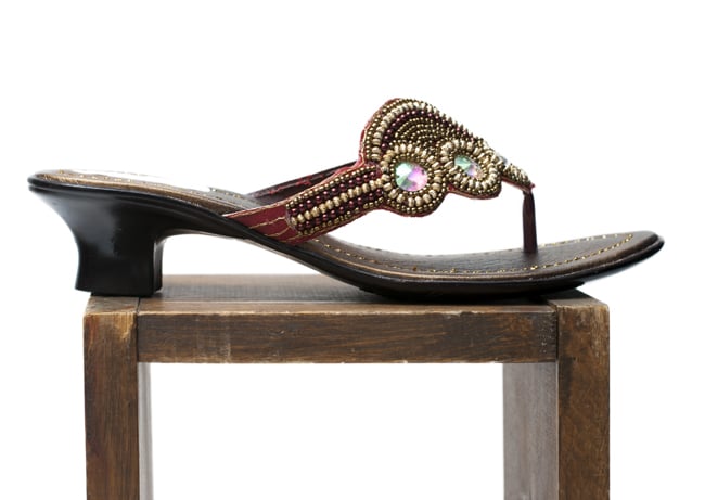 インドのジュエルサンダル 6 - 横から見た姿です。女性らしいシルエットが素敵です。
