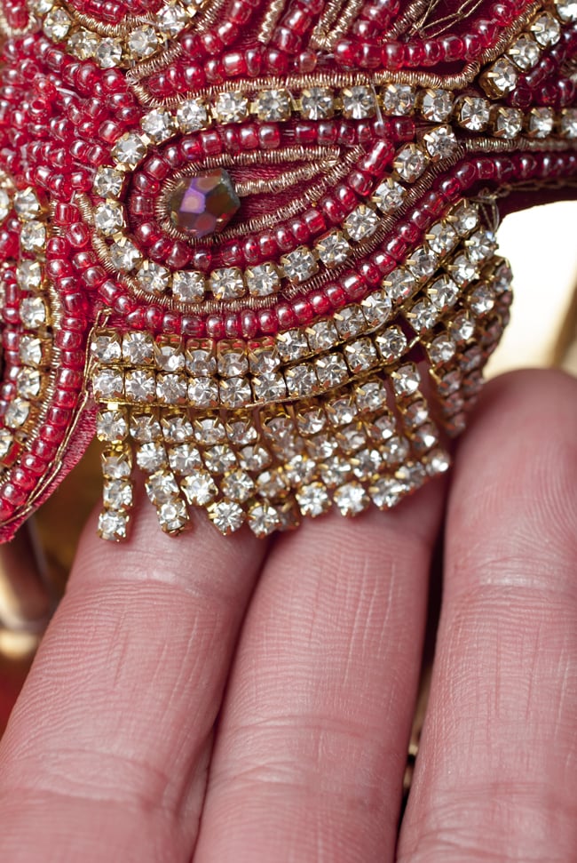 インドのゴージャスサンダル - ゴールデンインソール 3 - キラキラした飾りが気分を盛り上げます!こちらの飾りはゆらゆらと揺れるタイプです。