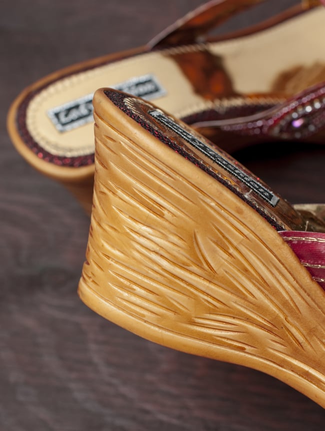 インドのゴージャスサンダル - ゴールデンインソール 6 - かかとは7cm弱ほど。