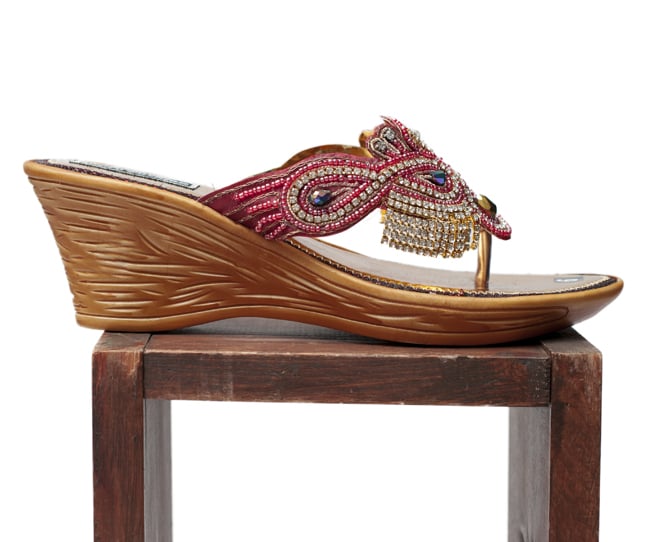 インドのゴージャスサンダル - ゴールデンインソール 7 - 横から見てみました。女性らしいシルエットが素敵です。