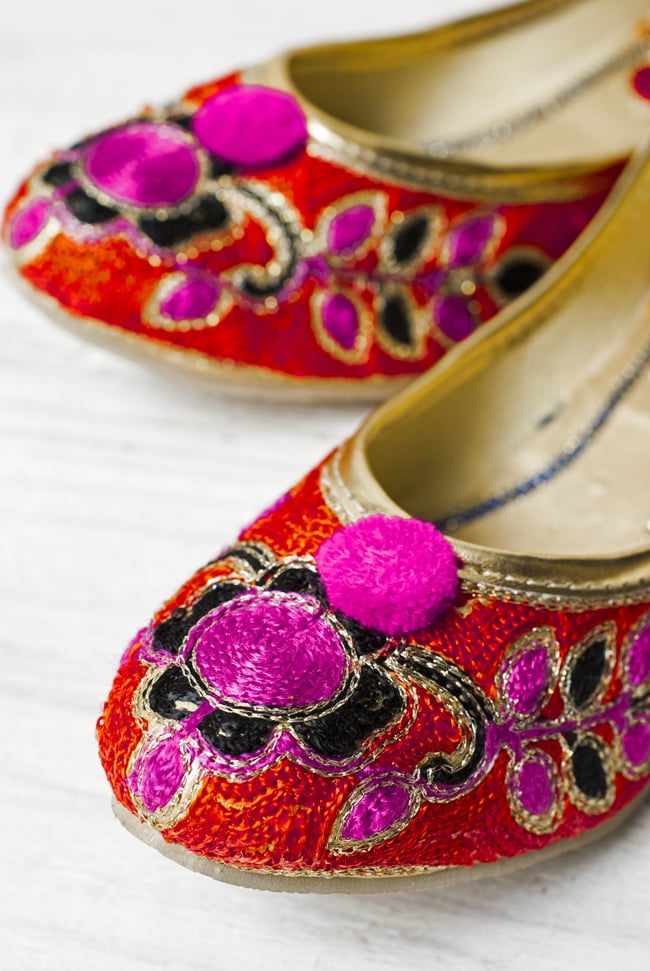 ゴージャス刺繍のマハラニフラットシューズ 2 - つま先部分をアップにしてみました。インドらしいデザインが可愛いです。