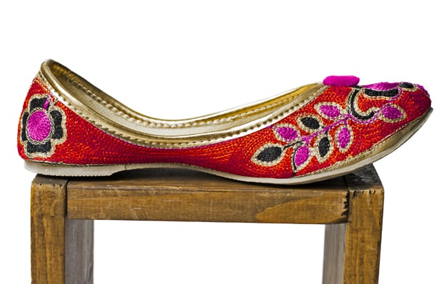 ゴージャス刺繍のマハラニフラットシューズ 4 - 横からの写真です
