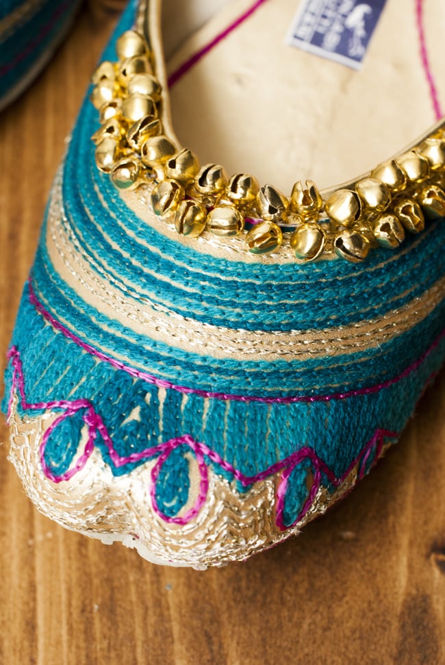 ゴージャス刺繍のマハラニフラットシューズ 2 - つま先部分をアップにしてみました。インドらしいデザインが可愛いです。