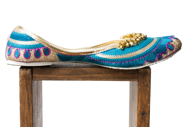 ゴージャス刺繍のマハラニフラットシューズ 4 - 横からの写真です