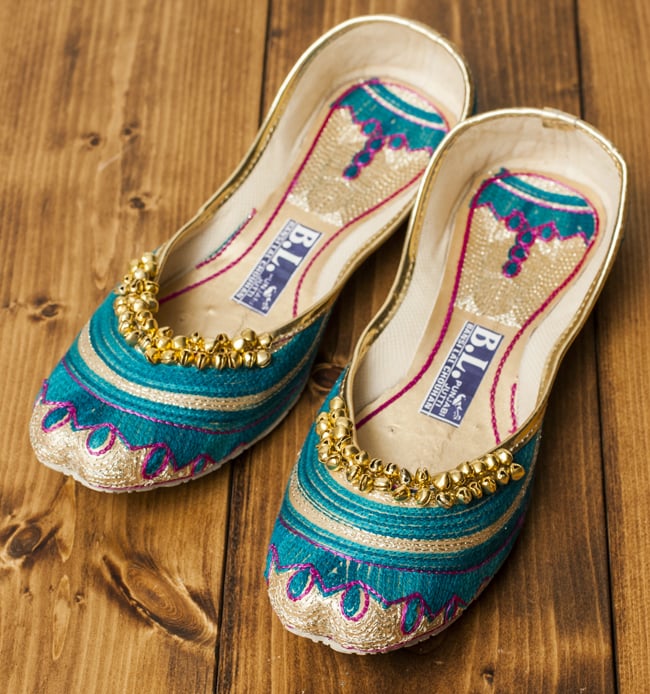 ゴージャス刺繍のマハラニフラットシューズの写真