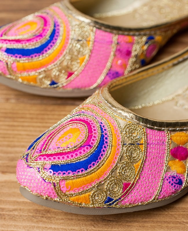 ゴージャス刺繍のマハラニフラットシューズ 2 - つま先部分をアップにしてみました。インドらしいデザインが可愛いです。