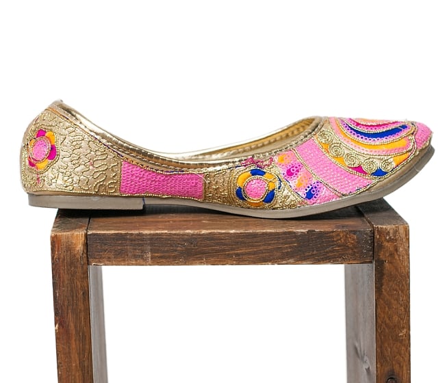 ゴージャス刺繍のマハラニフラットシューズ 4 - 横からの写真です