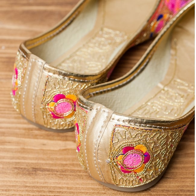 ゴージャス刺繍のマハラニフラットシューズ 5 - かかと部分の様子です。