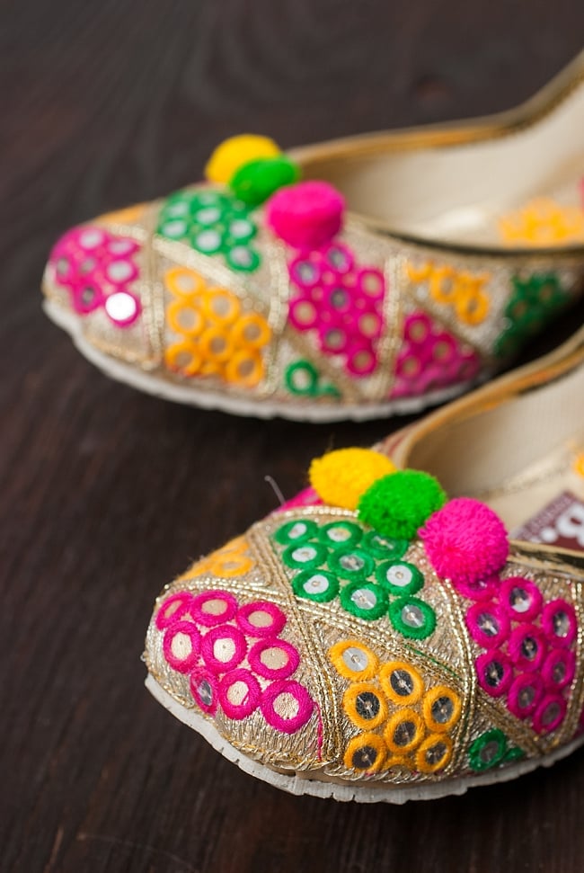 ゴージャス刺繍のマハラニフラットシューズ 2 - つま先部分をアップにしてみました。インドらしいデザインが可愛いです。