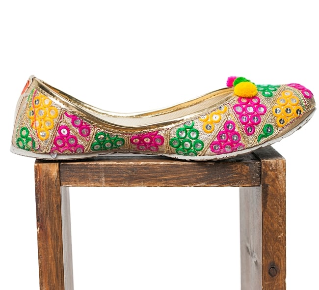 ゴージャス刺繍のマハラニフラットシューズ 4 - 横からの写真です