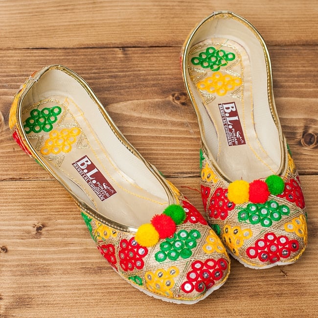 ゴージャス刺繍のマハラニフラットシューズの写真