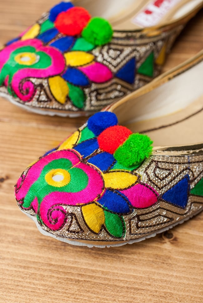 ゴージャス刺繍のマハラニフラットシューズ 2 - つま先部分をアップにしてみました。インドらしいデザインが可愛いです。