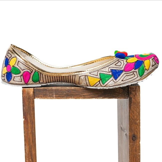 ゴージャス刺繍のマハラニフラットシューズ 4 - 横からの写真です