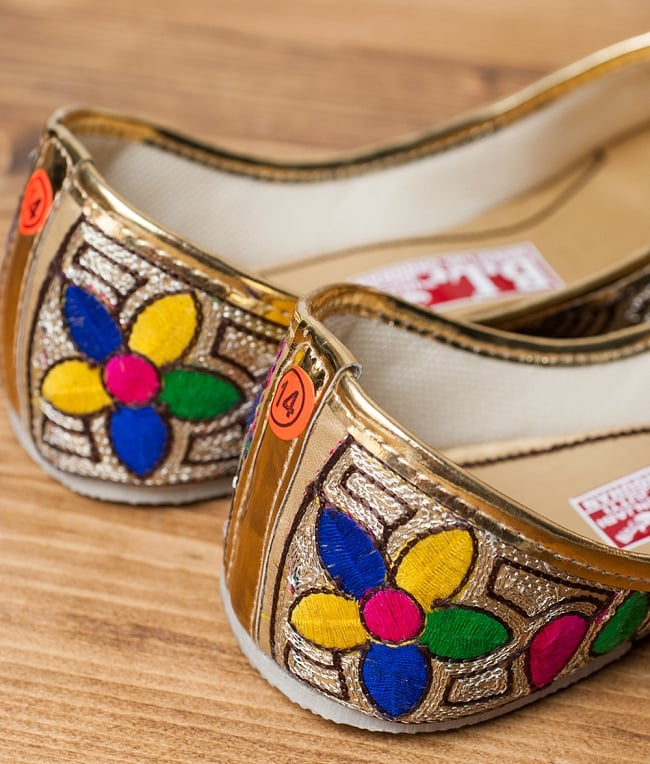 ゴージャス刺繍のマハラニフラットシューズ 5 - かかと部分の様子です。