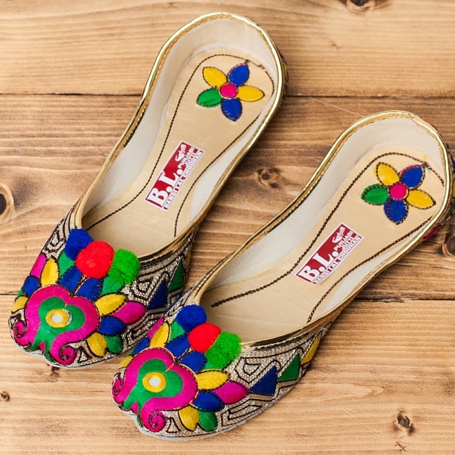 ゴージャス刺繍のマハラニフラットシューズの写真