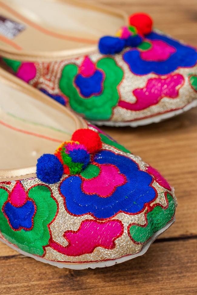 ゴージャス刺繍のマハラニフラットシューズ 2 - つま先部分をアップにしてみました。インドらしいデザインが可愛いです。